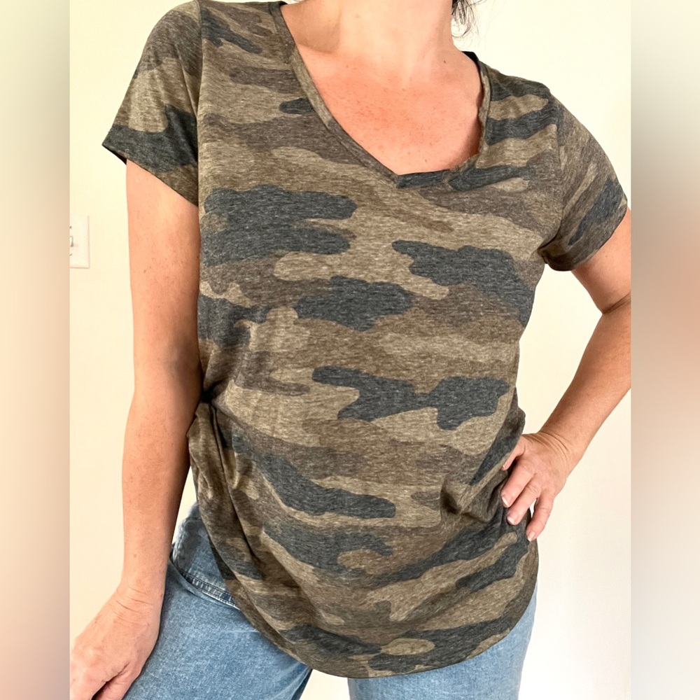 Lucky‎ Brand Lightweight Camouflage V-Neck Tee Medium